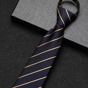 Gedetailleerde close-up van een elegante donkerblauwe stropdas met rits en gouden strepen.