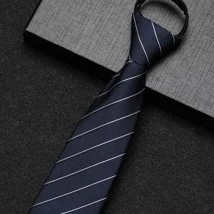 Donkerblauwe gestreepte voorgeknoopte ritsdas detail, zakelijke smalle das voor heren.