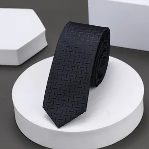 Corbata estrecha de hombre azul oscuro con patron geometrico para negocios y ocasiones formales.