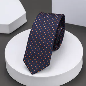 Primer plano de una elegante corbata azul marino con un patrón ordenado de puntos naranjas.
