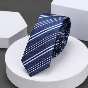 Vista detallada de una corbata azul a rayas de 5cm, perfecta para negocios y eventos.