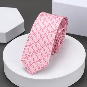 Corbata delgada rosa con patrón floral geométrico, ancho de 5 cm para negocios y bodas.