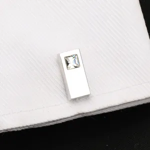 Détail de bouton de manchette rectangulaire argenté cristal pour chemise formelle.