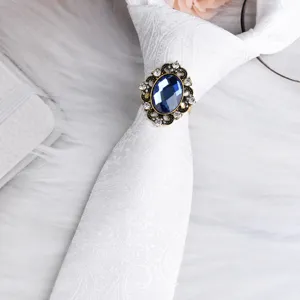 Spilla anello per cravatta con strass blu vintage da uomo, elegante accessorio business.