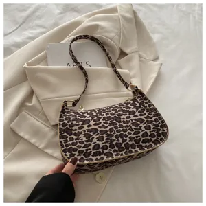 Sac à épaule croissant imprimé léopard chic pour femme, sac à main minimaliste tendance.