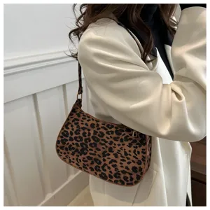 Vue détaillée de sac porté épaule imprimé léopard, sac hobo élégant avec texture et accessoires.
