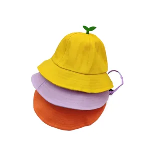Vista dettagliata del cappello da pescatore per bambini, design a germoglio, pila colorata.