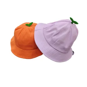 Dettaglio cappello da pescatore per bambini, cappelli arancioni e viola con foglie verdi.