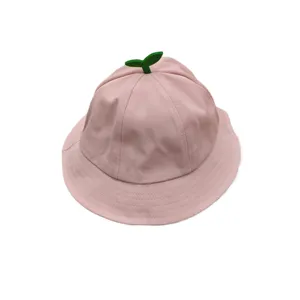 Dettaglio cappello a secchiello rosa con grazioso germoglio verde e cucitura pulita.