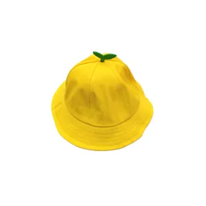 Primo piano dettagliato del simpatico cappello da pescatore giallo con foglia verde sopra.
