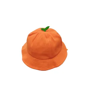 Dettaglio cappello da pesca per bambini con design di frutta arancione, protezione solare.