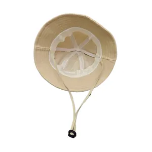 Vista dettaglio interno cappello da sole bimbo, secchiello beige con sottogola regolabile.