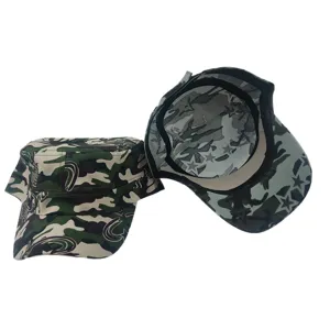 Vue rapprochée détaillée de la structure de doublure intérieure et du motif de camouflage.