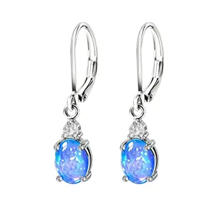 Boucles d'oreilles pendantes en argent avec opale bleue et zircone transparente.
