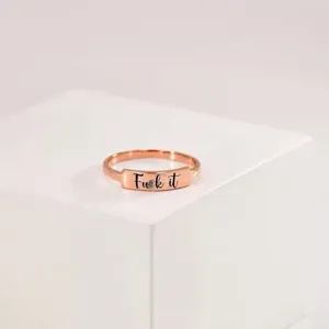Bague ouverte en or rose avec lettre anglaise gravée, bijou de mode minimaliste pour femme.