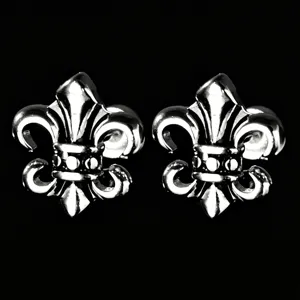 Boucles d'oreilles homme en métal style classique fleur de lis pour look rock et punk.