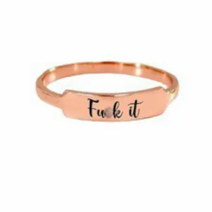 Bague en or rose avec barre de lettres gravée bijoux de mode minimalistes chic