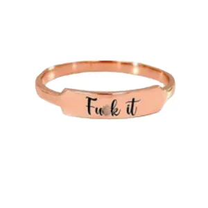 Bague ouverte en or rose avec lettres gravées, design minimaliste, bijou de mode.
