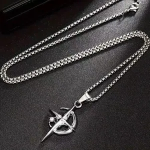 Gros plan d'un collier tendance en argent avec un pendentif étoile à quatre branches et strass.