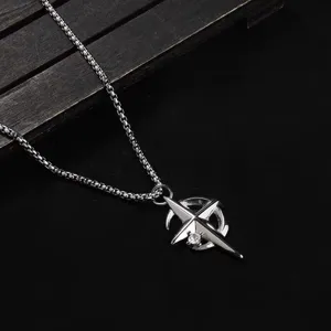 Collier Pendentif Croix Étoile à Quatre Branches Croissant de Lune en Cuivre Strass Homme Chaîne de Clavicule Hip Hop