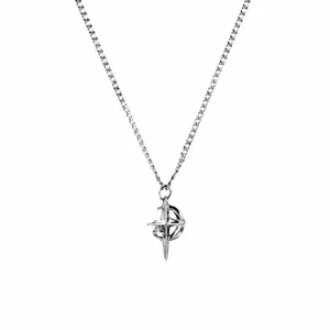 Collier tendance pour homme pendentif étoile à quatre branches et lune avec strass brillants.