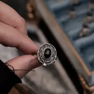 Anello Aperto da Uomo in Rame Vintage con Medaglione Segreto Motivo Floreale Intagliato Pietra Nera Ovale Intarsiata Anello Punk Minimalista