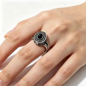 Anello medaglione argento vintage con pietra nera e eleganti motivi intagliati unici