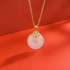 Elegante chalcedoon veiligheidsgesp ketting voor vrouwen, stijlvolle bloem hanger.