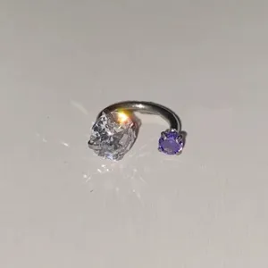 Λεπτομερές κοντινό πλάνο του σκουλαρίκου piercing χόνδρου πετάλου από ζιργκόν.
