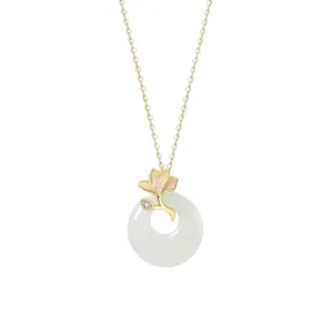 Elegante chalcedoon vrede gesp halsketting met gouden ketting en emaille bloem hanger.