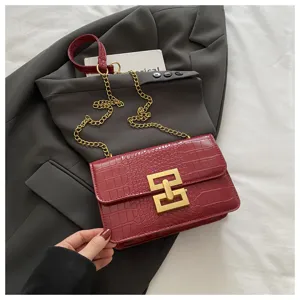Retro rode krokodillenpatroon ketting schoudertas met gouden geometrisch slot