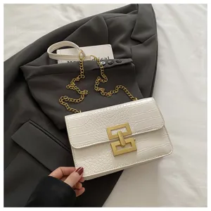 Witte schoudertas met krokodillenprint, gouden ketting en geometrisch slot voor dames