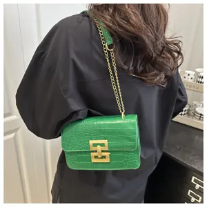 Groene schoudertas met krokodillenmotief, retro gouden ketting en creatieve metalen slot sluiting.