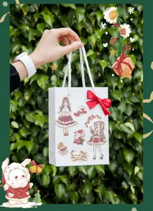 Sac cadeau en papier sur le thème de Noël avec de jolies illustrations et un nœud rouge.