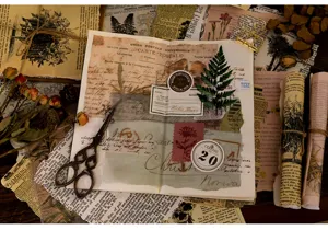 Λεπτομέρεια υλικού για vintage scrapbooking με ρετρό χαρτιά, αυτοκόλλητα και φυτικά στοιχεία.
