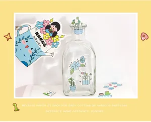 Niedliche Cartoon Deko Sticker Detailansicht, transparente Flasche mit süßen Aufklebern.