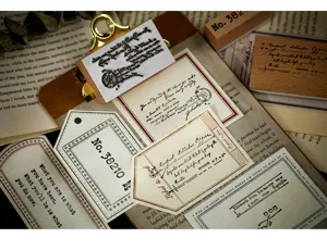 Vintage houten stempels en decoratieve Engelse dagboekkaarten voor knutselen en dagelijkse planning.