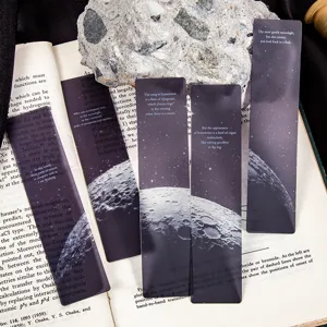 Marque-pages PET givrés à thème spatial cosmique avec motifs de lune et poèmes anglais.
