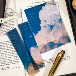 Marque-pages PET givré avec design de nuages, belle papeterie esthétique pour lecture et décor.