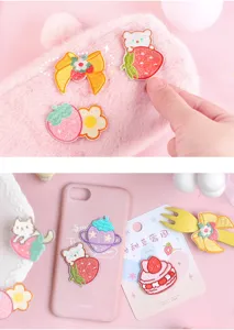 Leuke aardbei beer geborduurde patch set, perfect voor DIY kleding, tassen en dagboeken.
