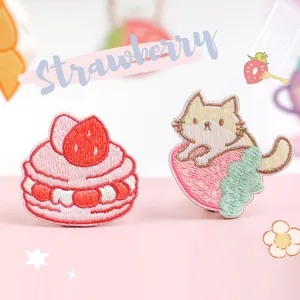 Schattige aardbei-kat geborduurde patch voor DIY-kleding, tassen en dagboekdecoratie.