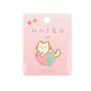 Leuke kat aardbei geborduurde stoffen patch DIY kledingaccessoire schattige decoratieve badge