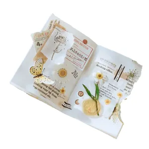 Vintage σετ scrapbooking ημερολογίου με αποξηραμένα λουλούδια και διακοσμητικά αυτοκόλλητα.
