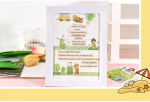 Weißer Bilderrahmen mit künstlerischen englischen Zitaten und süßen handgezeichneten Illustrationen.