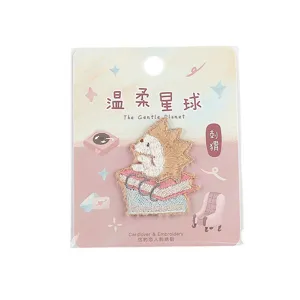 Joli patch brodé hérisson sur livres, série planète douce écusson en tissu DIY pour vêtements.