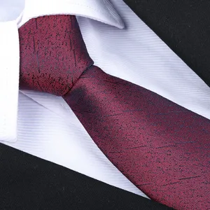 Elegante cravatta in seta rosso vino con dettagli di trama scura per abito formale da lavoro.