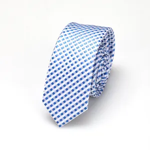 Detalle de corbata estrecha de cuadros azules y blancos, ideal para negocios y uso casual.