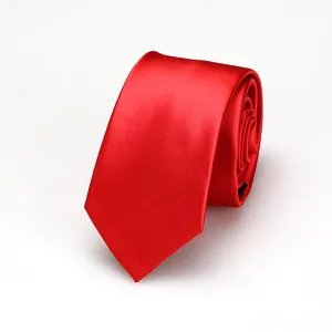 Vista detallada de corbata estrecha roja, diseño de color sólido para negocios.
