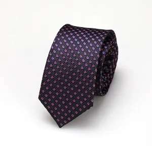 Vista detallada de una elegante corbata estrecha para hombre con un diseño geométrico oscuro chic.