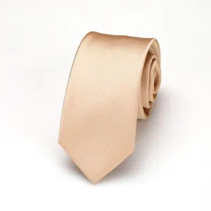 Vista detallada de una elegante corbata estrecha color oro champán con textura fina.